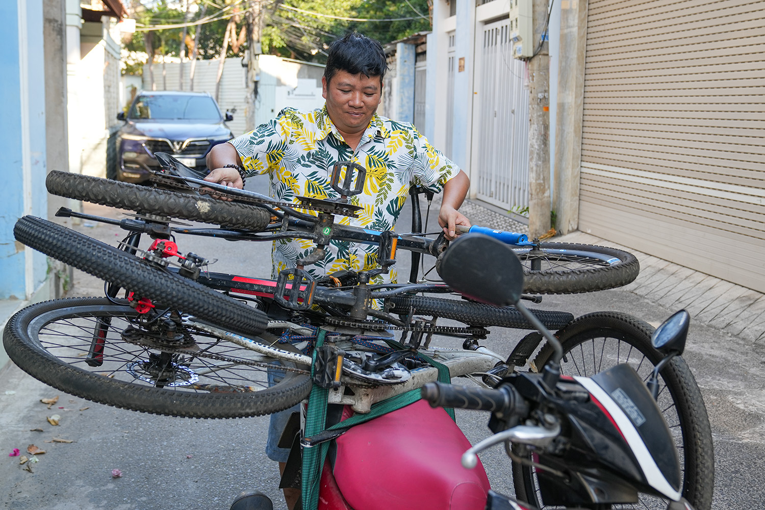 Thầy giáo gia sư sửa 400 xe đạp cũ tặng người nghèo