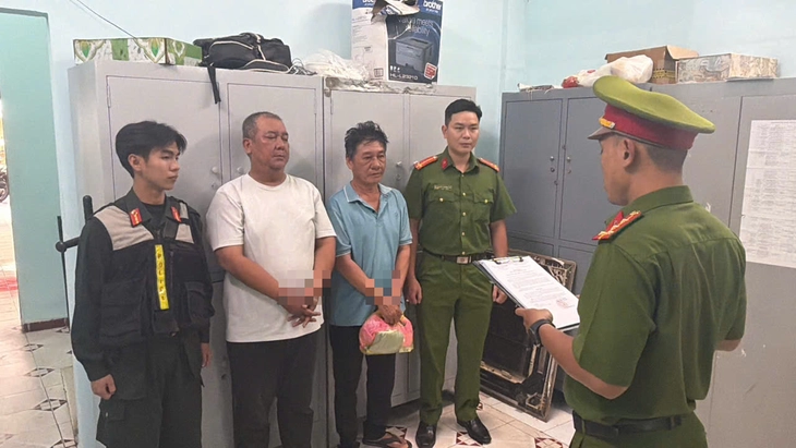 Bắt khẩn cấp 4 người đánh nhau giữa đường ở khu vực sân bay Tân Sơn Nhất