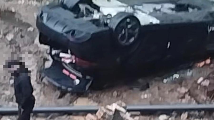 Macomer, sfonda il muro di protezione con l’auto e fa un volo di 6 ...