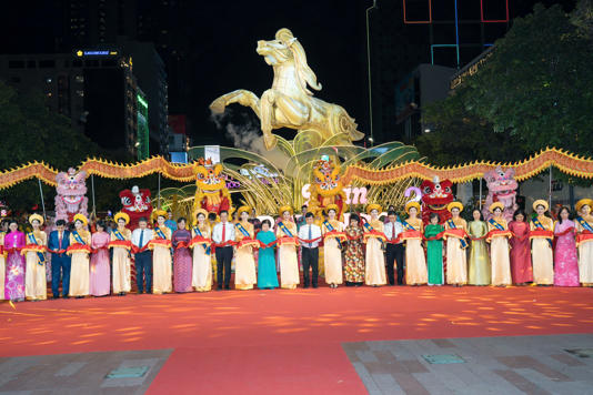 Lãnh đạo và các nguyên lãnh đạo trung ương, TP.HCM cắt băng khai mạc Đường hoa Nguyễn Huệ 2026 - Ảnh: HỮU HẠNH