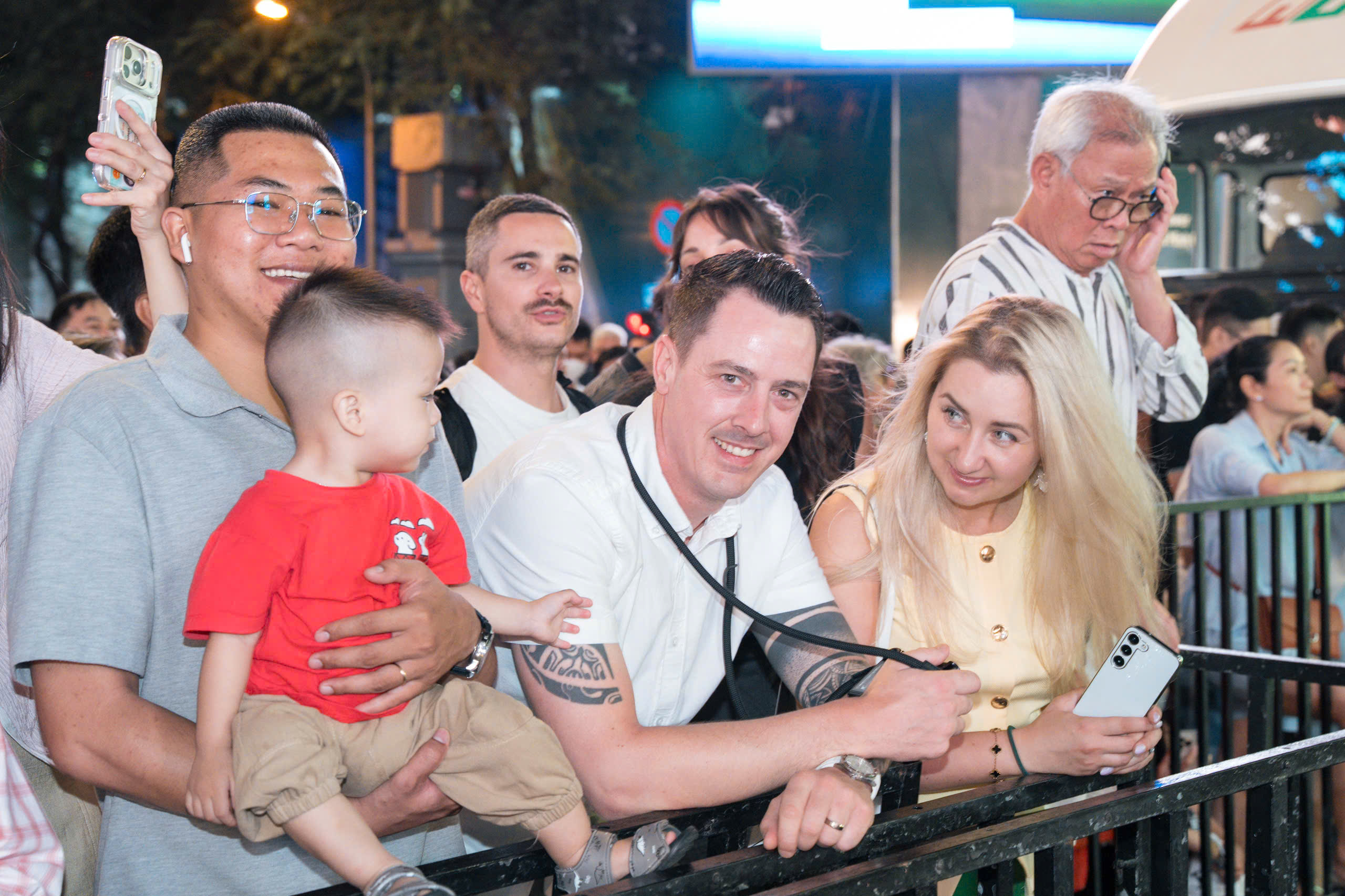 Du khách quốc tế hòa mình cùng dòng người bản địa tận hưởng không khí Tết cổ truyền Việt Nam - Ảnh: HỮU HẠNH