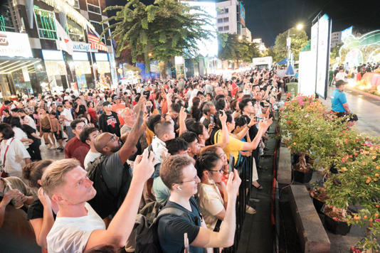 Rất đông du khách quốc tế bày tỏ sự thích thú về hình ảnh đường hoa Nguyễn Huệ ngay giữa trung tâm TP.HCM - Ảnh: HỮU HẠNH