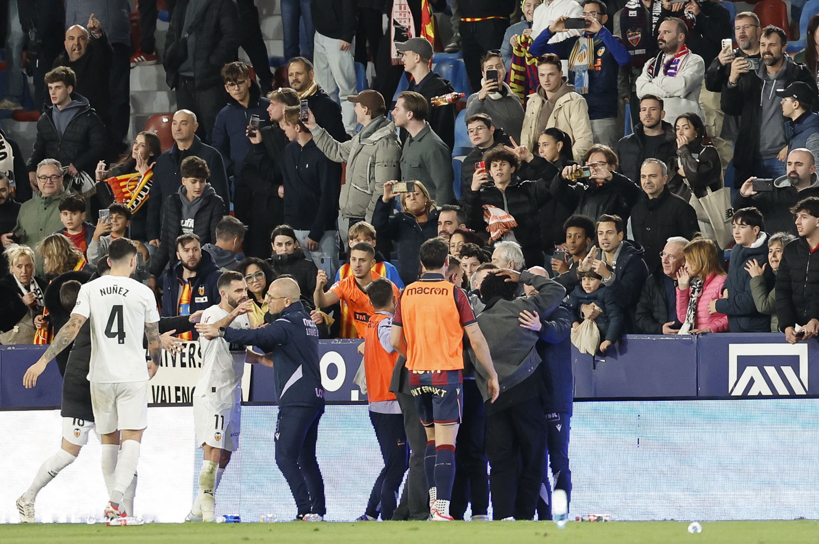El derbi entre el Levante y el Valencia acaba en pelea y lanzamiento de ...