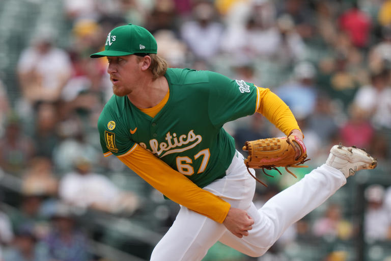 Diamondbacks claim Grant Holman