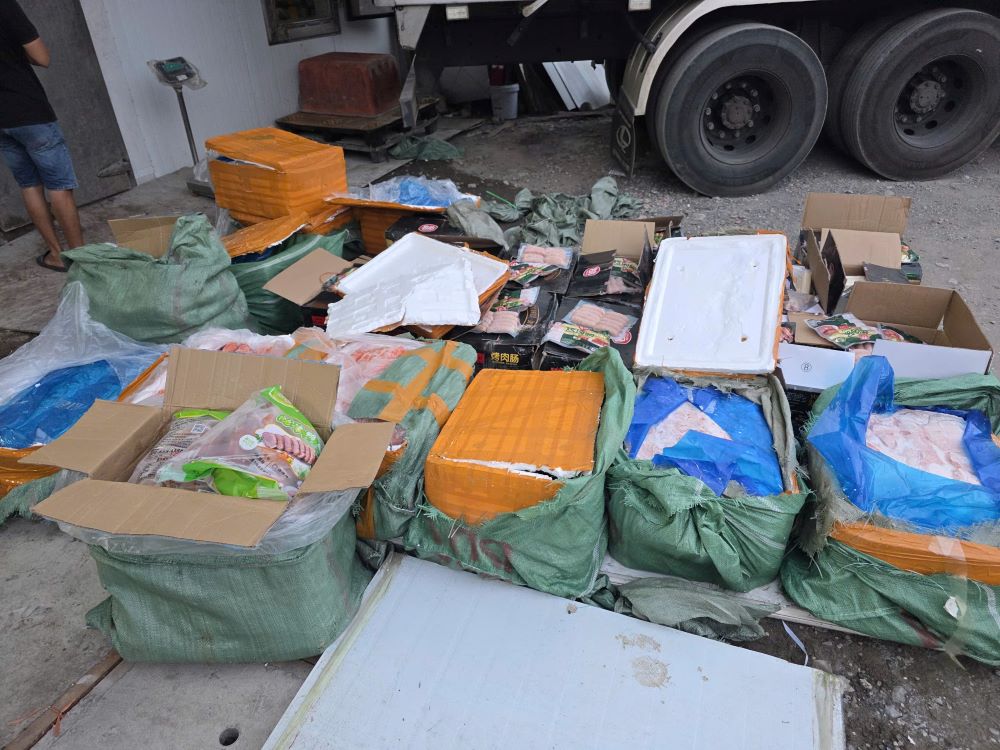 Bắt giữ gần 29 tấn nầm lợn, lạp xưởng nướng đá không rõ nguồn gốc