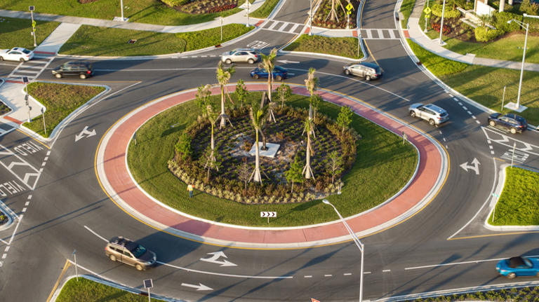 Should you use your turn signal at a roundabout? These lawmakers say 'no'