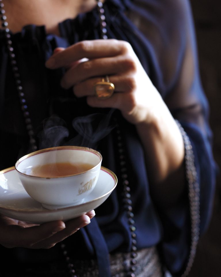 holding bellocq tea cup