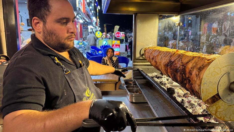 تطالب السلطات المصرية السوريين على أراضيها بتوضيح تفاصيل إقامتهم والجهات التي تساعدهم مالياً إضافة إلى مصادر الدخل