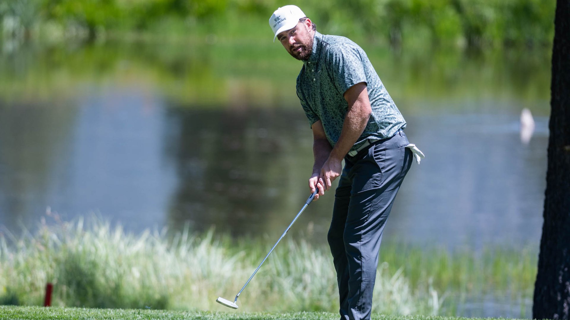 Travis Kelce accidentally hits fan with golf ball, quickly apologizes