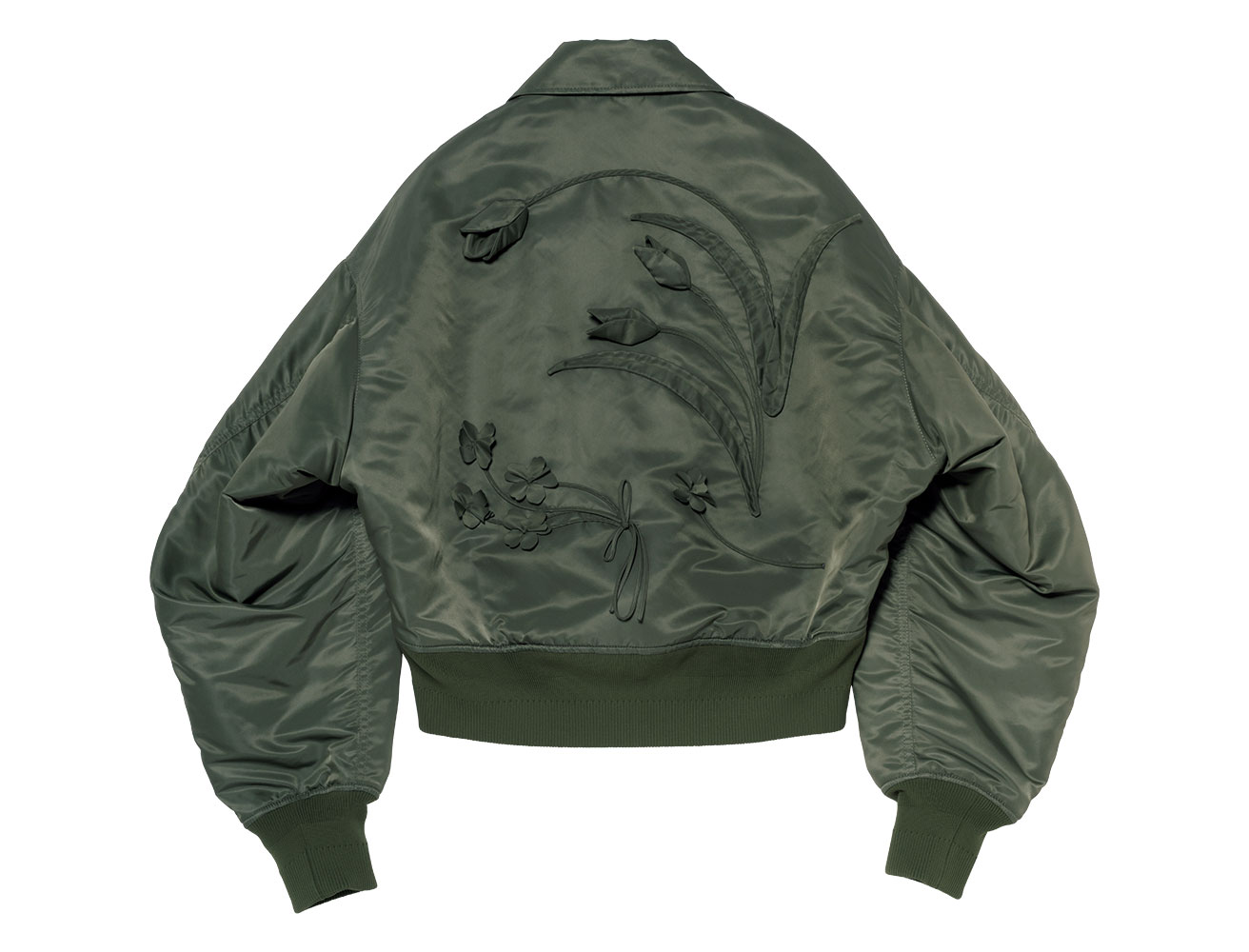 デザイナーの幼少期の記憶から着想。〈Mame Kurogouchi〉のフライト