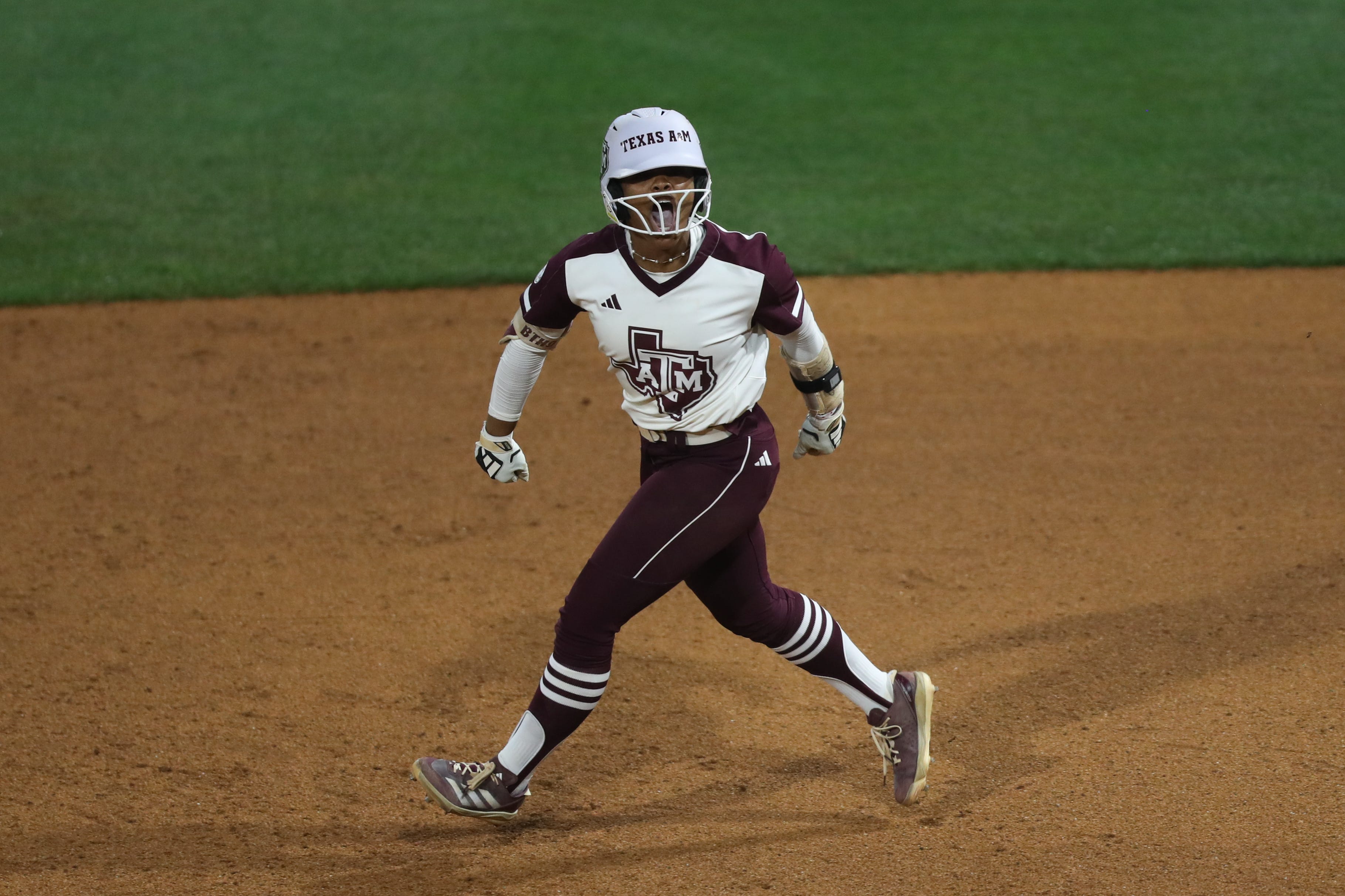 Versatile transfer signs with Texas A&M softball