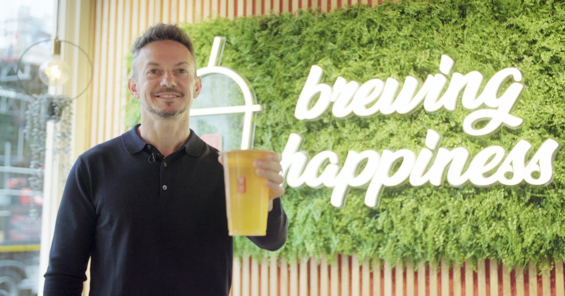 He quit banking to sell bubble tea — now it’s a global empire that ...