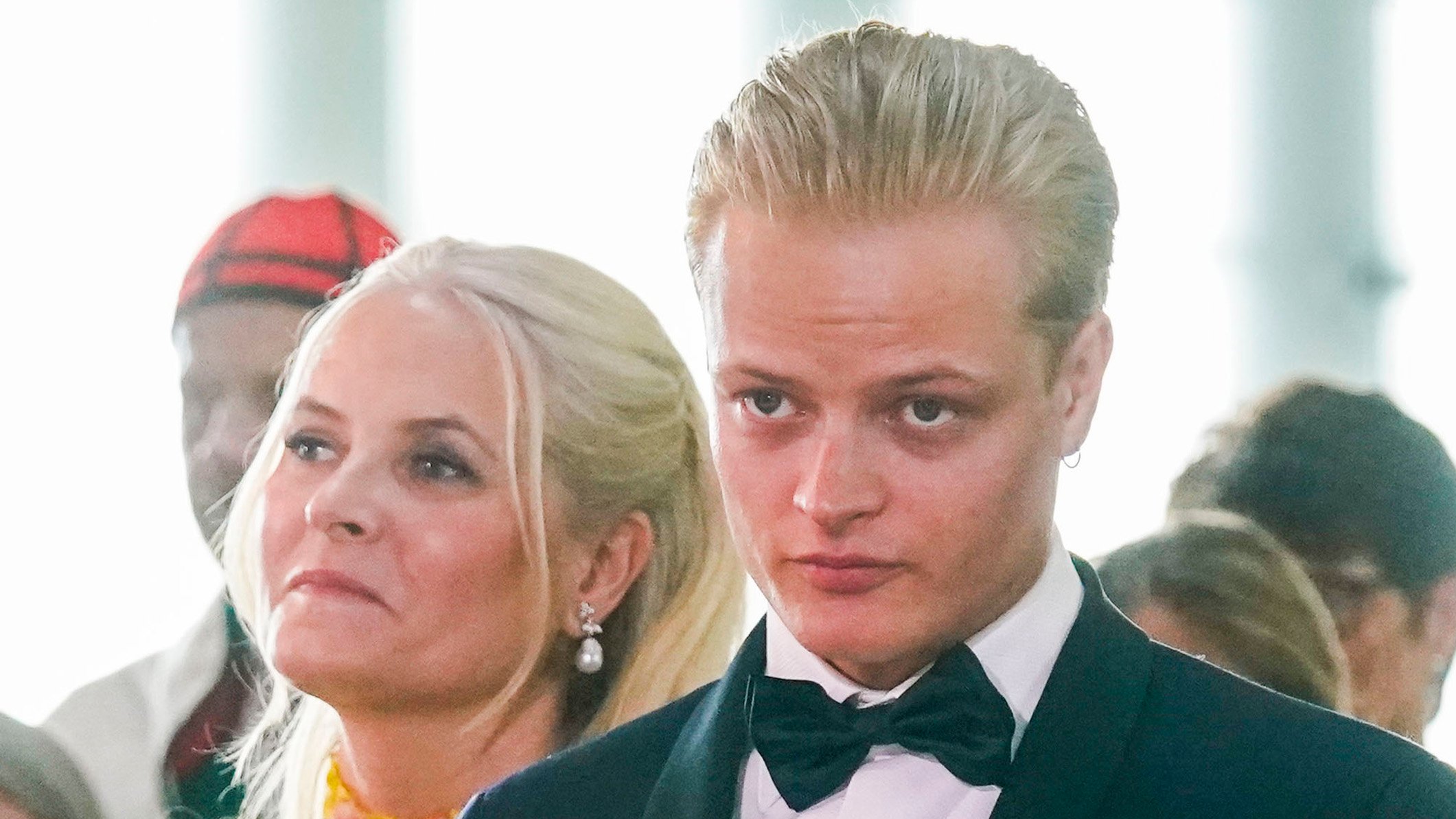 Oslo 20220616.  Marius Borg Høiby. Regjeringens festarrangement i forbindelse med prinsesse Ingrid Alexandras myndighetsdag holdes på Deichman Bjørvika, Oslos hovedbibliotek. Prinsessen Ingrid Alexandra fylte 18 år 21. januar 2022. Markeringene av myndighetsdagen ble utsatt til juni på grunn av smittesituasjonen og koronarestriksjonene. Bak ses prins Sverre Magnus. Foto: Lise Åserud / NTB / POOL