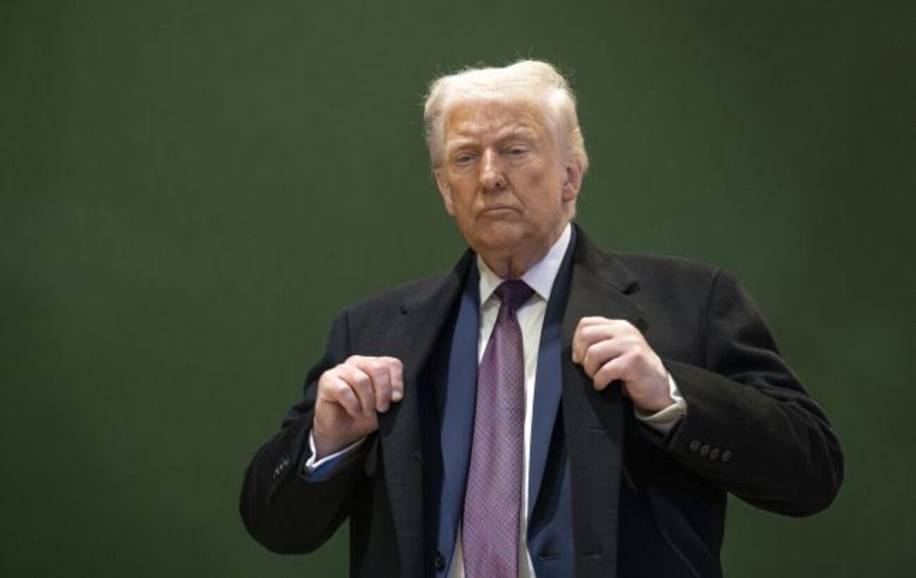 US releases Epstein files listing more than 300 famous figures, including Trump, Obama, and Gates<br><br>