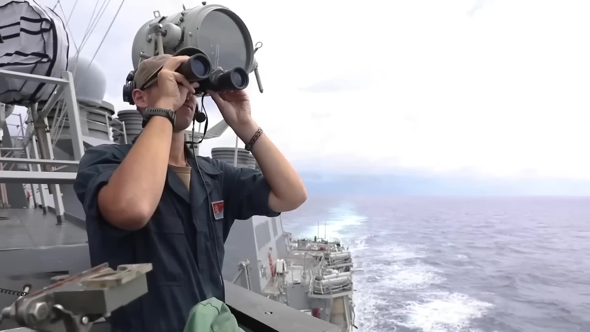 Venezuelan forces confront American warship<br>