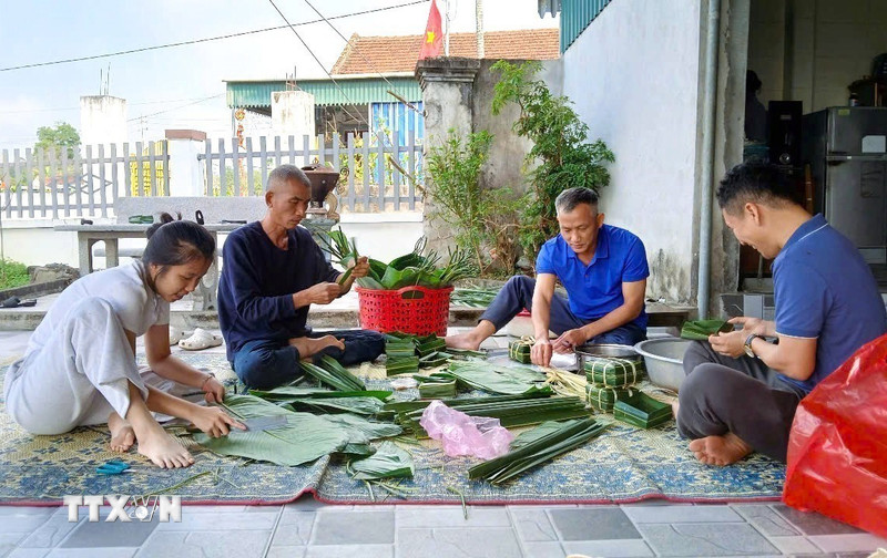 Gói bánh chưng khuôn lá dừa - nét đẹp văn hóa của cư dân làng biển Diễn Châu