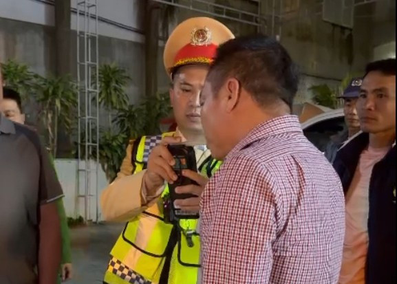 Tài xế vi phạm nồng độ cồn kịch khung, thách thức CSGT bị phạt 35 triệu đồng