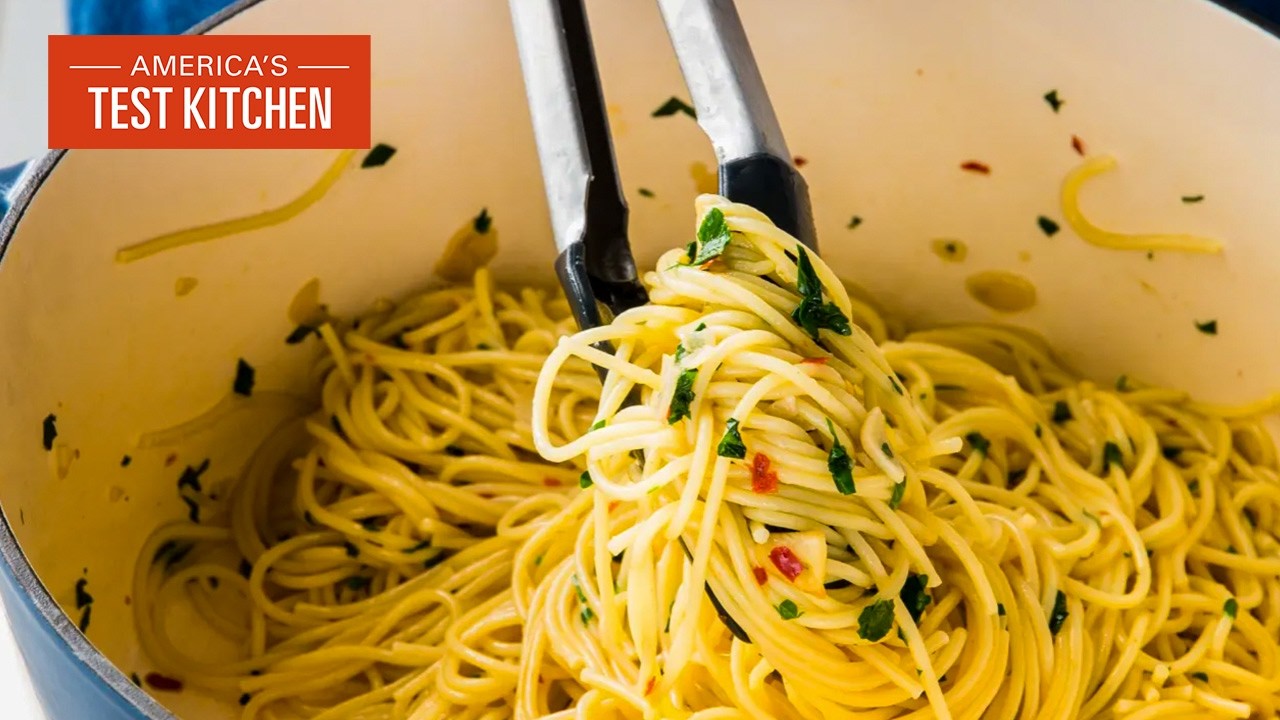 Simple and easy pasta with olive oil and garlic (aglio e olio)