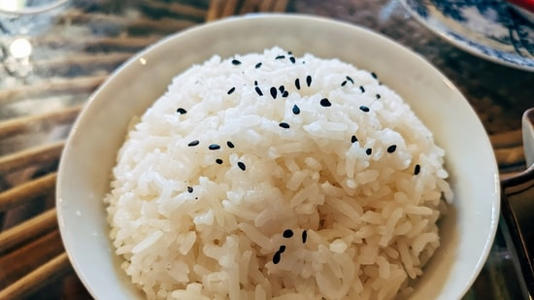  Aishwarya shared that people with diabetes can include rice in their diet in moderation, choosing one cereal option per meal and pairing it with protein and fibre-rich foods.