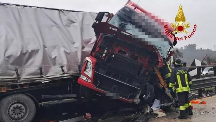 Incidente A1 tra Firenze Sud e Incisa: camion invade carreggiata ...