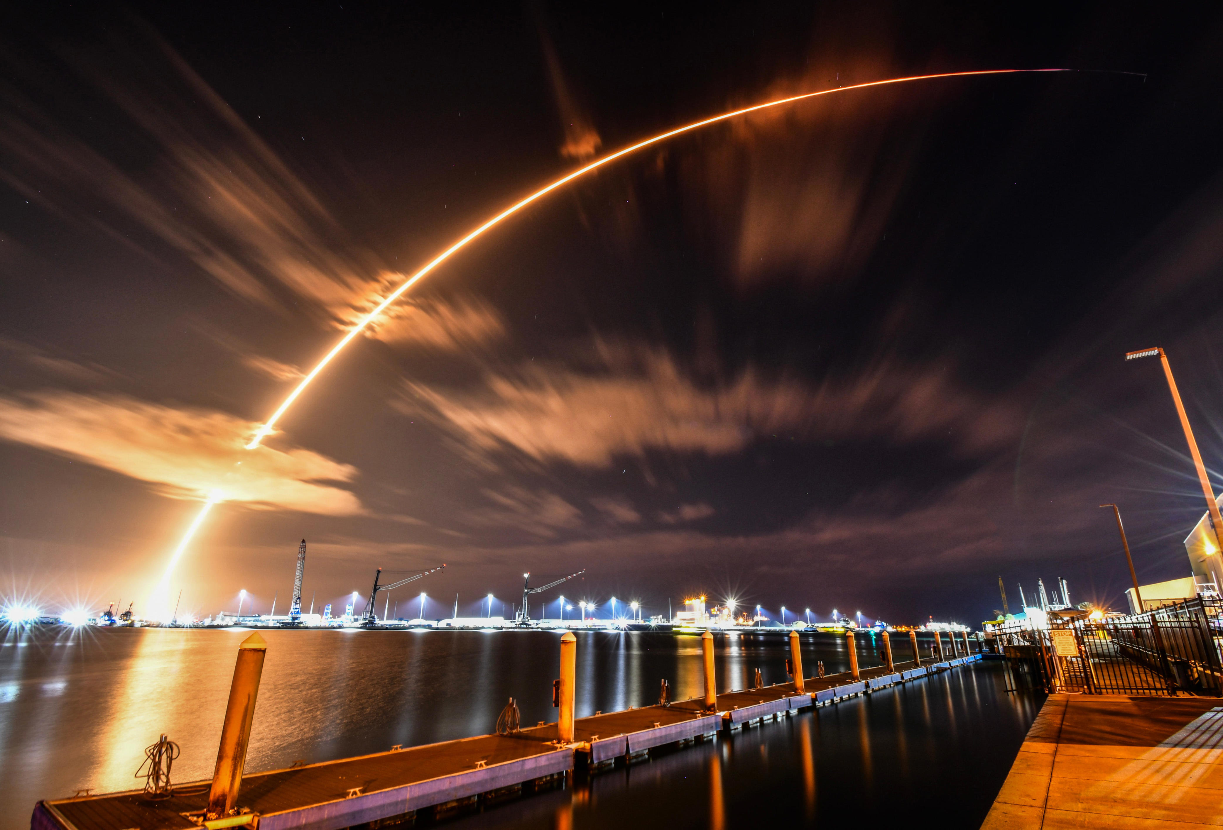 See SpaceX Falcon 9 colorfully light up clouds on predawn Starlink launch
