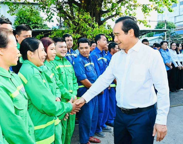 Chủ tịch UBND TP.HCM thăm công nhân môi trường, chúc Tết Becamex