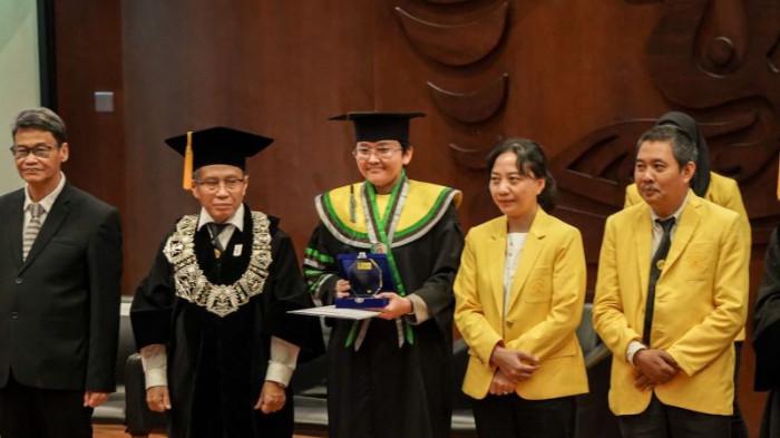 RAIH GELAR DOKTOR - Komisaris Polisi (Kompol) Seala Syah Alam resmi meraih gelar doktor dari Universitas Indonesia pada Sabtu (14/2/2026). Kapolsek Pesanggrahan itu raih gelar doktor setelah menyelesaikan studi di Program Doktoral Kajian Stratejik dan Global dengan predikat cum laude. (Dok: Dokumentasi pribadi)