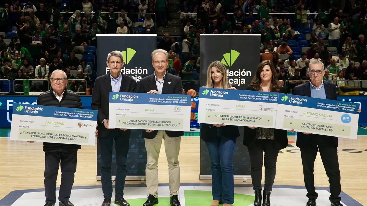 Fundación Unicaja entrega cuatro cheques solidarios en el partido ...