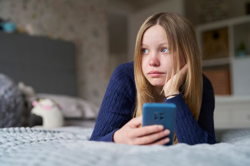 Poor mobile phone coverage across the UK is costing the economy ...
