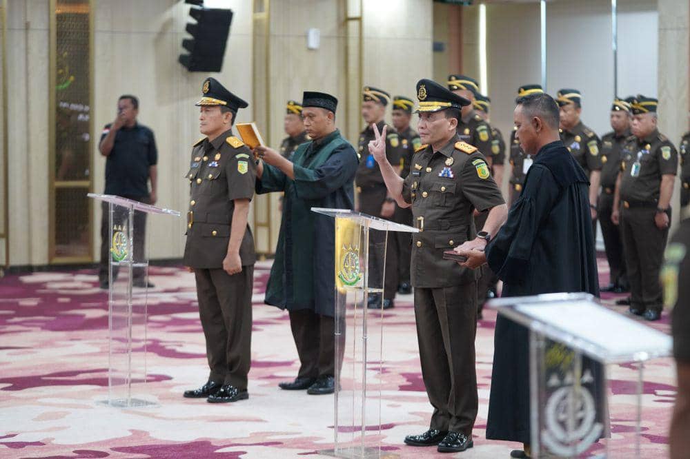 Jaksa Agung ST Burhanuddin melantik Rudi Margono sebagai Jaksa Agung Muda Pengawasan dan Leonard Eben Ezer Simanjuntak sebagai Kepala Badan Pendidikan dan Pelatihan Kejaksaan RI di Aula Lantai 11, Gedung Utama Kejaksaan Agung, Rabu (18/12/2024). (dok. Puspenkum)