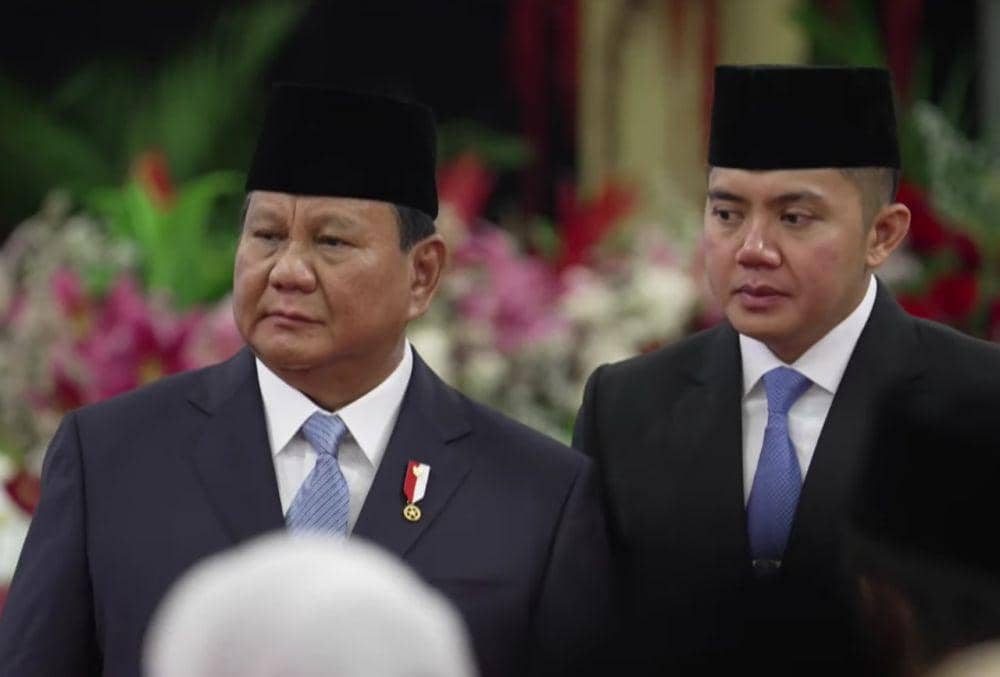 Presiden Prabowo Subianto dan Seskab Teddy Indra Wijaya saat acara pelantikan menteri Kabinet Merah Putih pada Senin (21/10/2024). (youtube.com/Sekretariat Presiden)