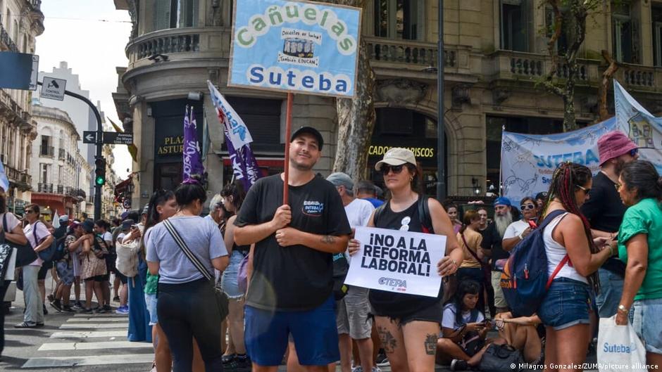 Protesta en Buenos Aires contra el proyecto de reforma laboral de Javier Milei.