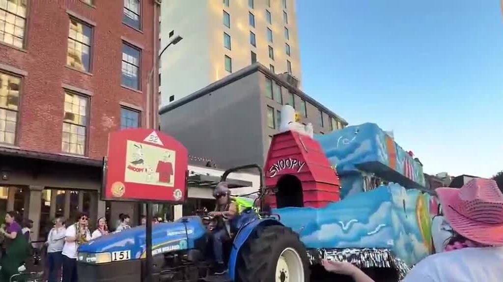 Riders removed from Krewe of Thoth parade float after aggressive bead ...