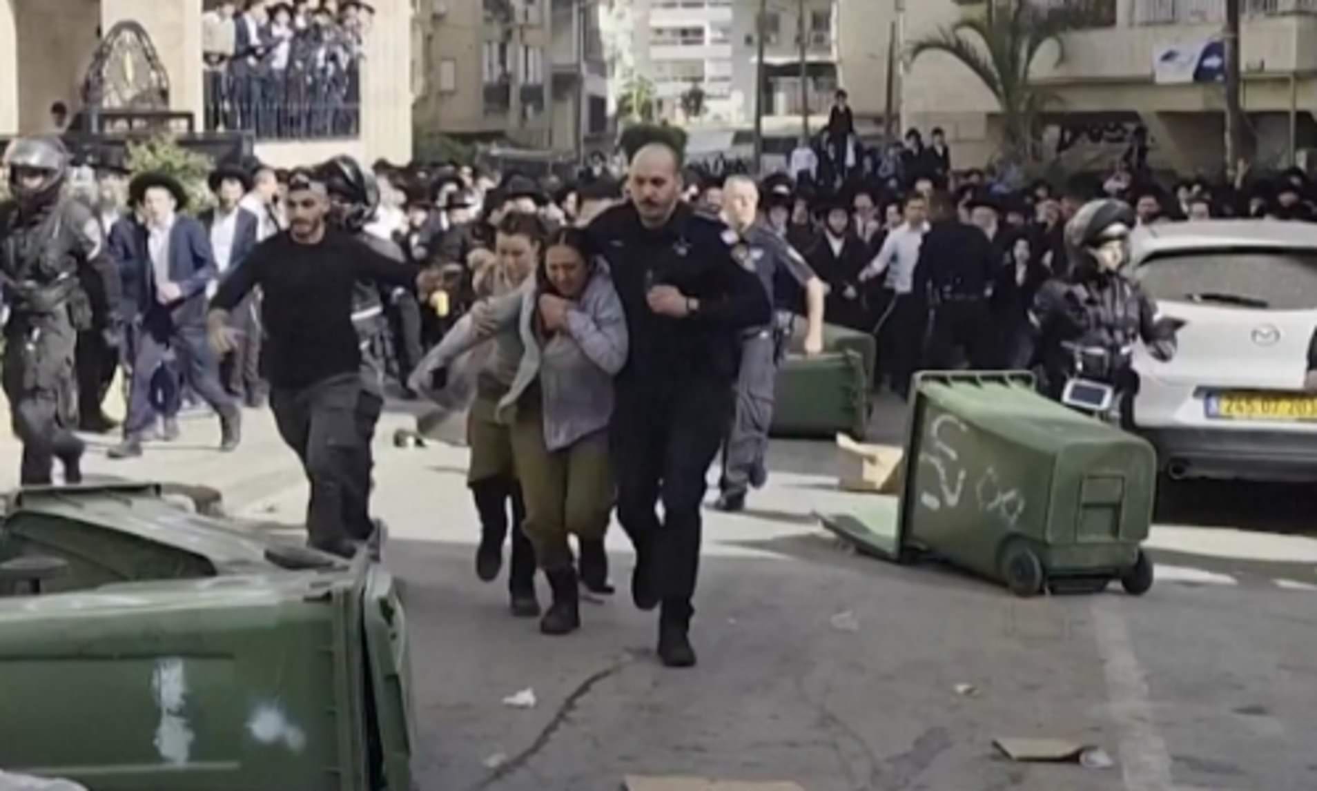 Moment two female Israeli soldiers are rescued as they are chased by ...
