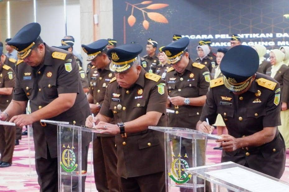 Jaksa Agung Burhanuddin melantik sejumlah pejabat di lingkungan Kejaksaan Agung. (dok. Kejagung)