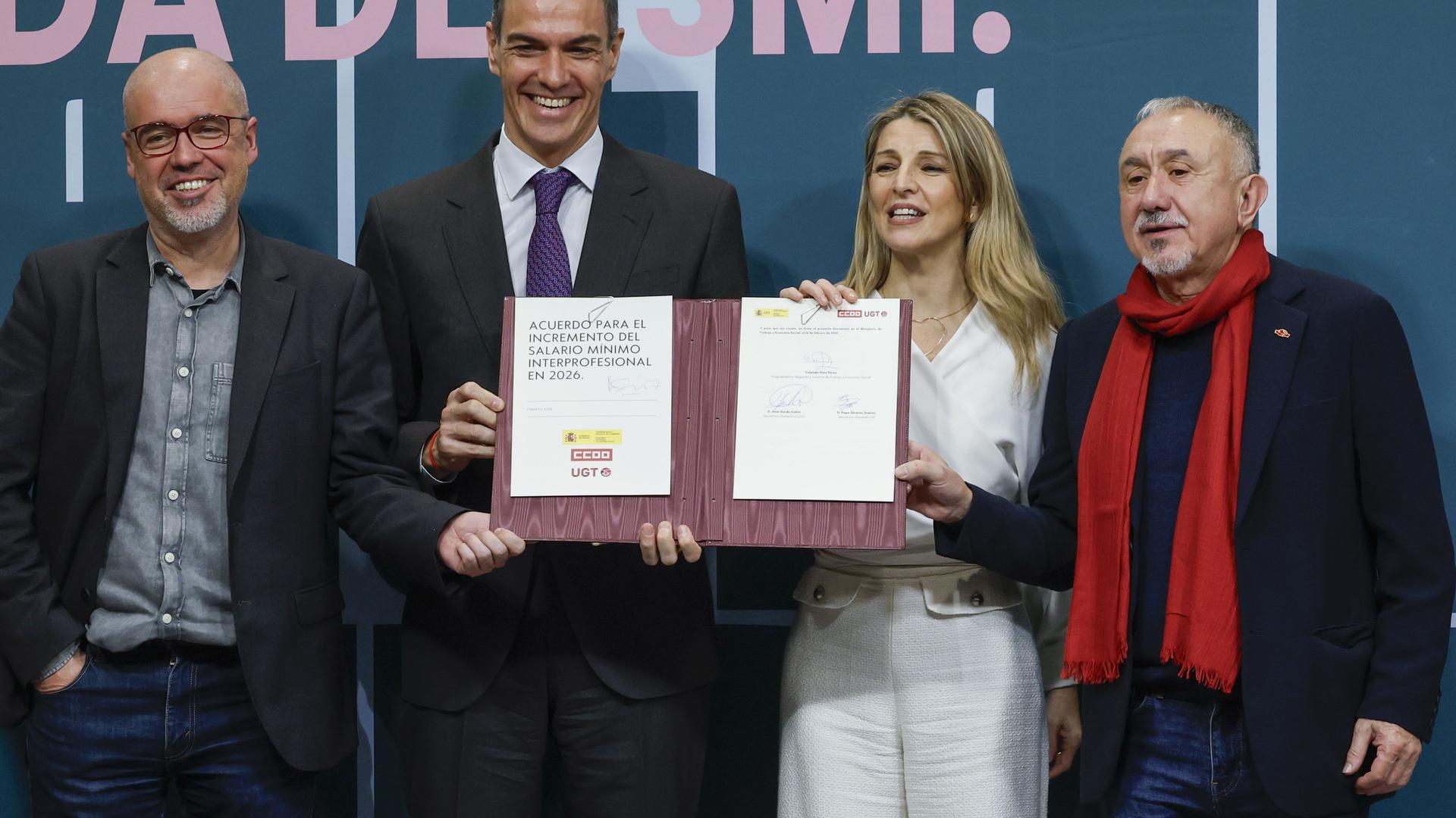 Díaz firma con CC. OO. y UGT el alza del SMI para 2026 y llama a las ...