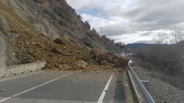 Un desprendimiento de tierra y rocas en la N-260, a su paso por Aínsa ...