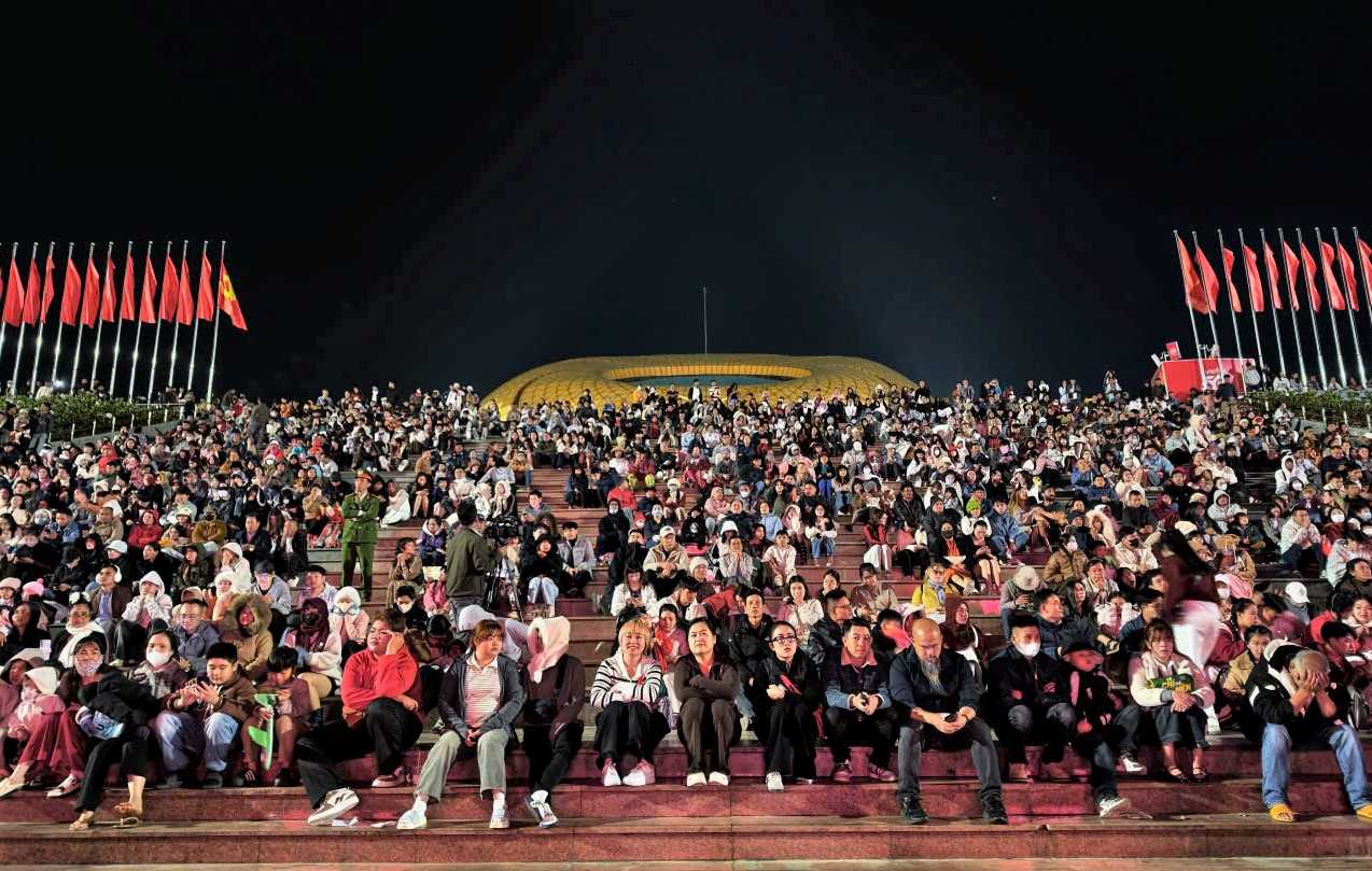 Biển người đổ về 18 điểm bắn pháo hoa ở tỉnh lớn nhất nước