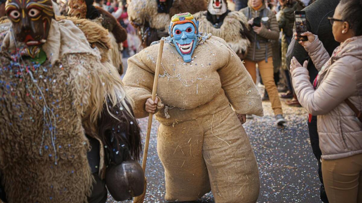 « Véritable tradition vivante »: Le carnaval d'Evolène au patrimoine ...