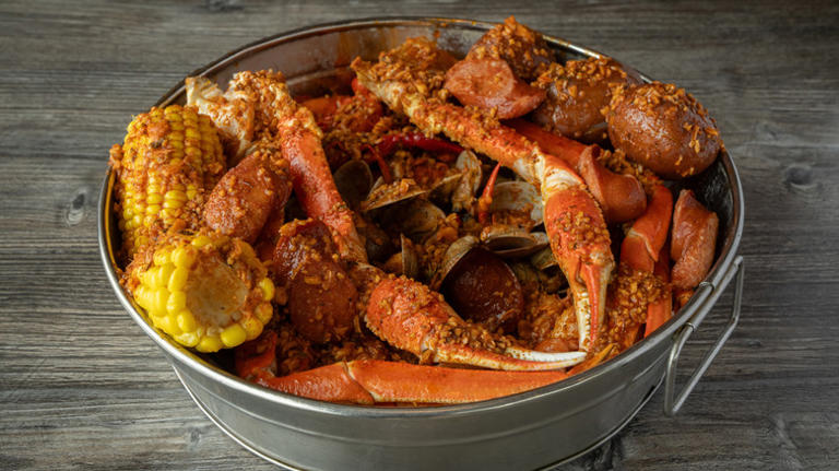 9 chain restaurants with the best seafood boils, according to reviews