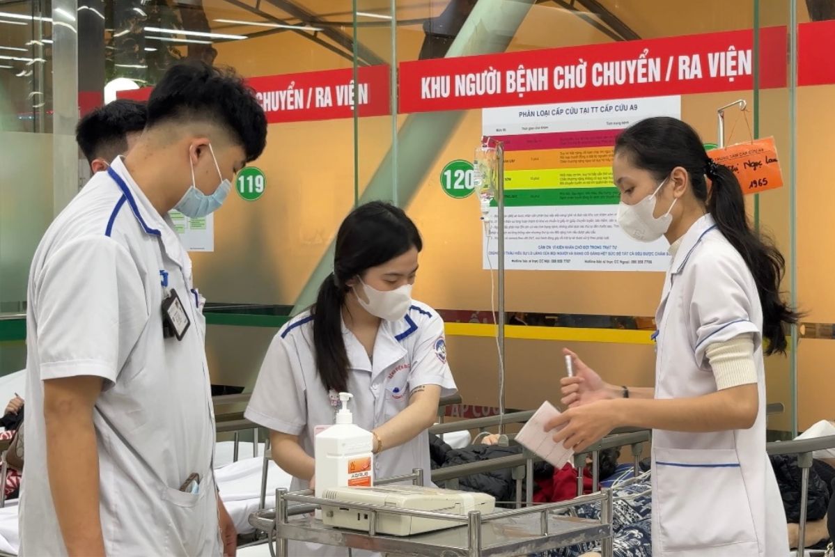 Phía sau cánh cửa cấp cứu đêm giao thừa