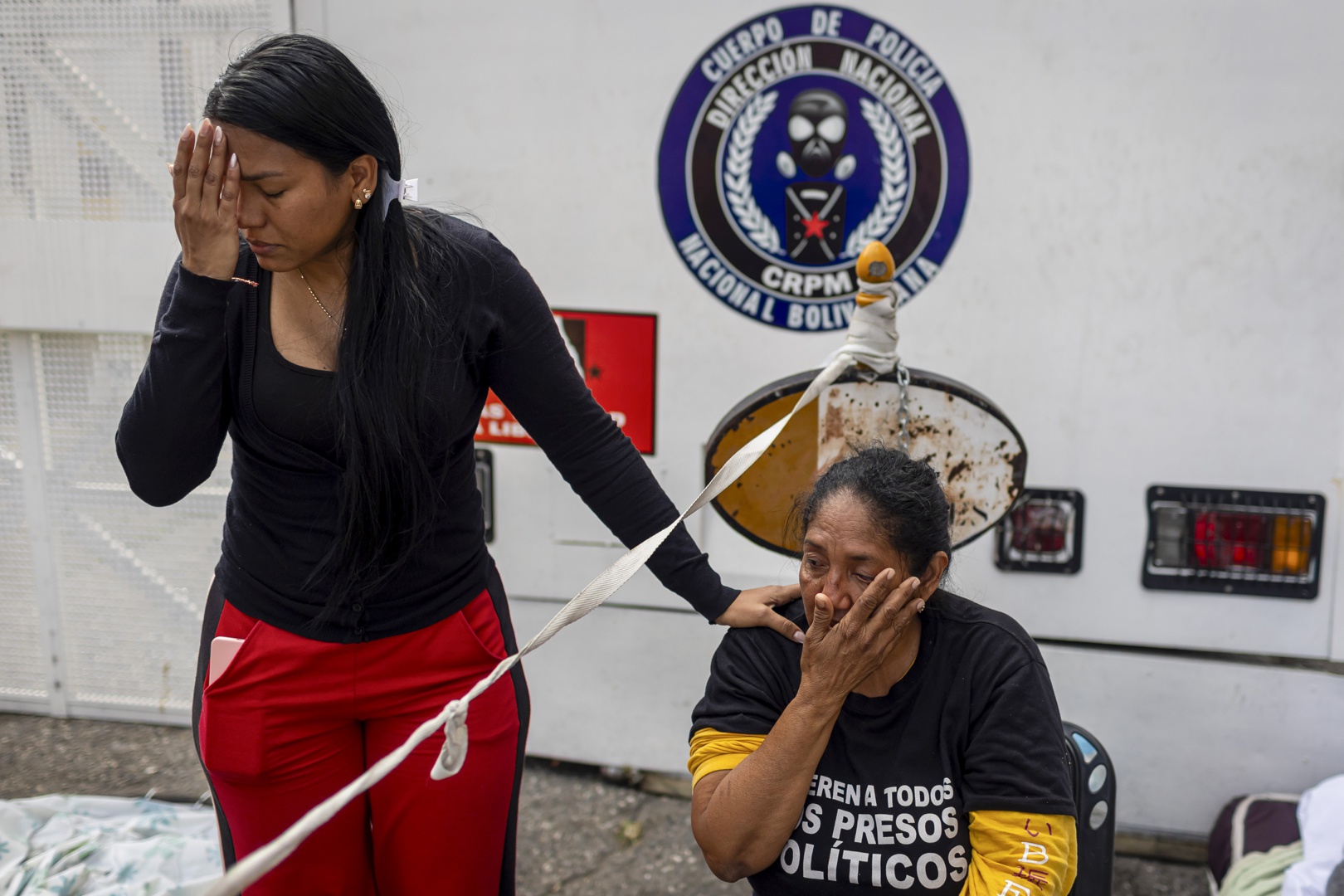 Familiares de presos políticos en Caracas llevan más de 48 horas en ...