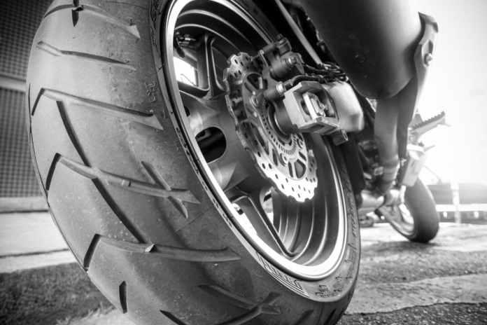 Qué presión deben tener las llantas de tu moto para un viaje largo