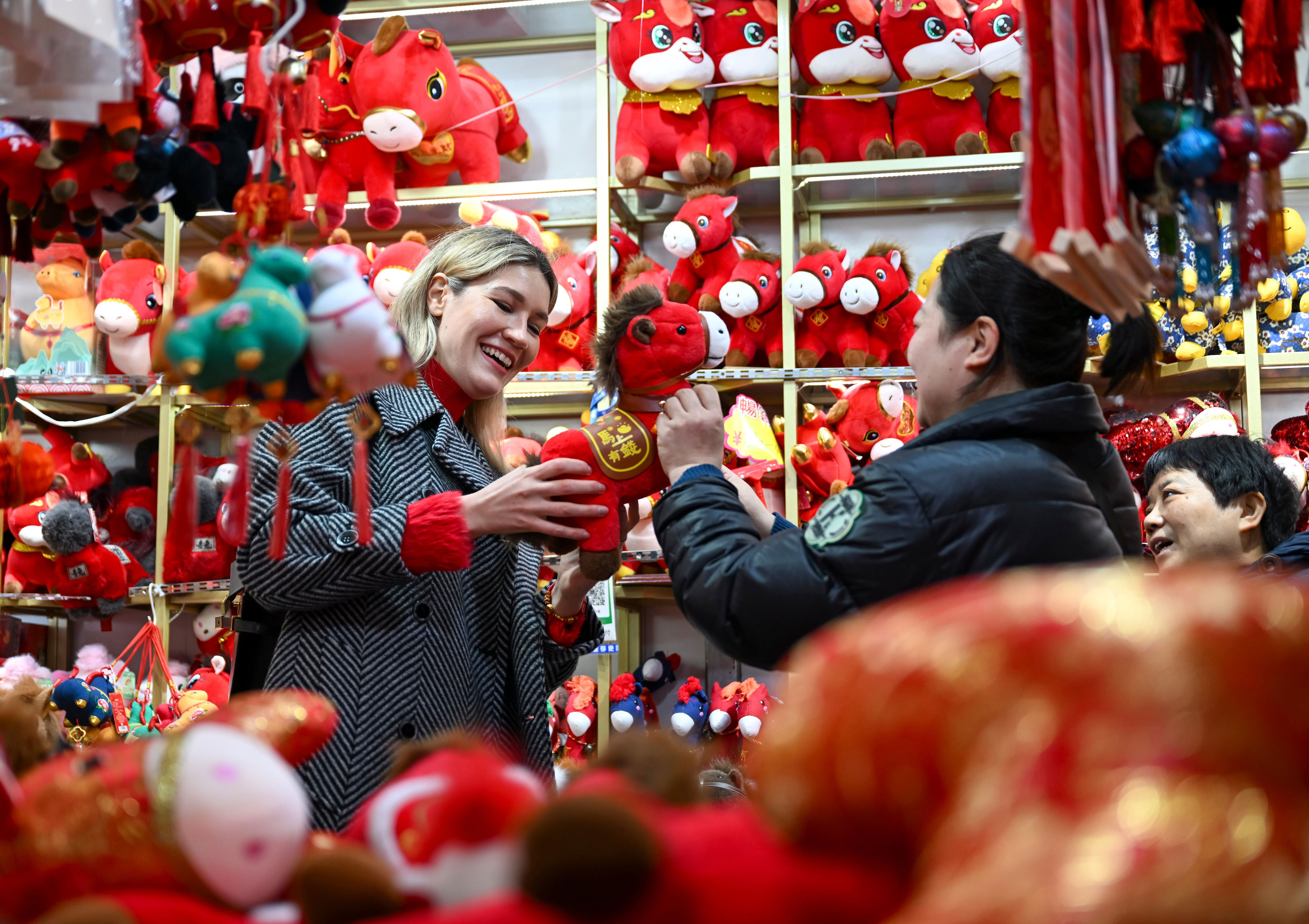 SHANGHAI, 16 febrero, 2026 (Xinhua) Imagen del 6 de febrero de 2026 de Aleksandra Antonenko seleccionando decoraciones de Año Nuevo en una tienda, en Shanghai, en el este de China. Aleksandra Antonenko se mudó de Rusia para realizar su doctorado en la Universidad Jiao Tong de Shanghai en 2022. (Xinhua/Chen Haoming) (rtg) (ah) (vf)