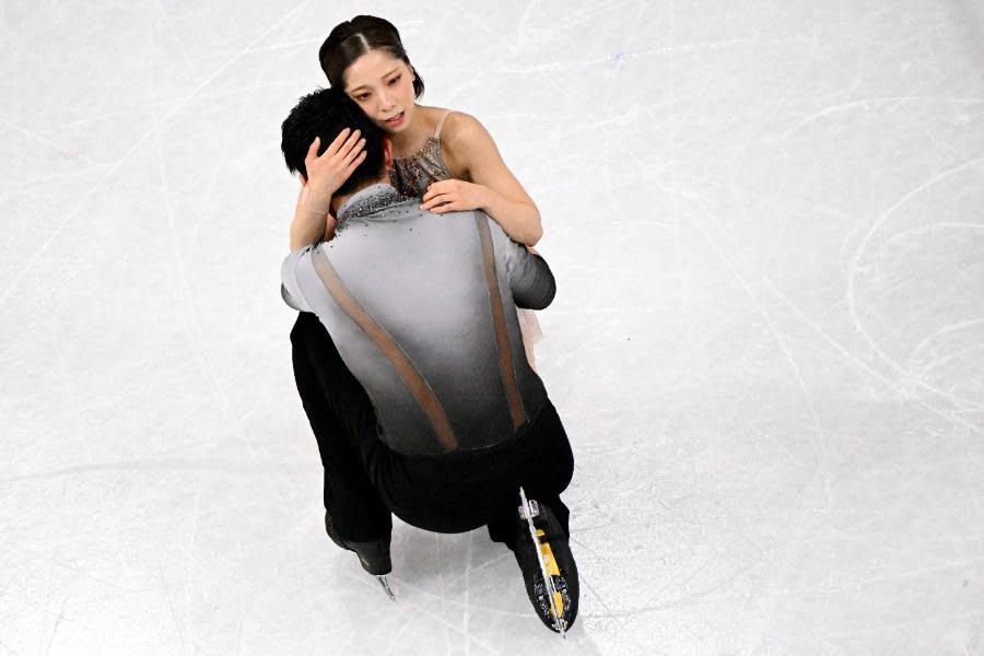 金メダルを獲得した三浦璃来（左）、木原龍一組【写真：ロイター】