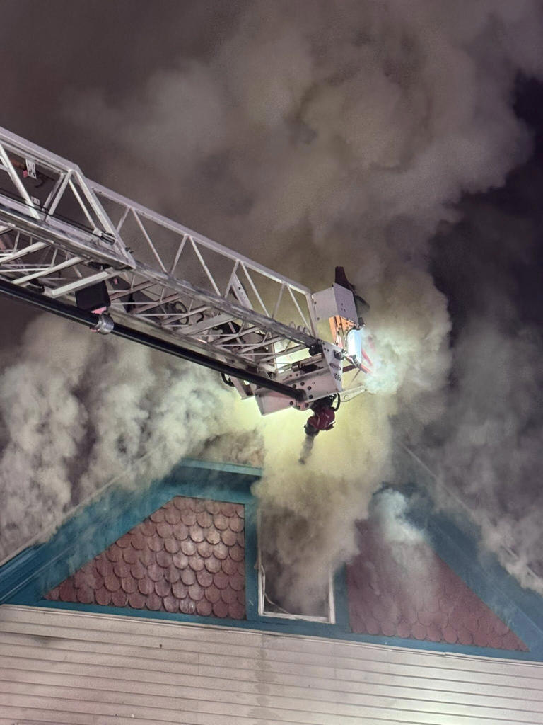 2 people displaced following Springfield house fire