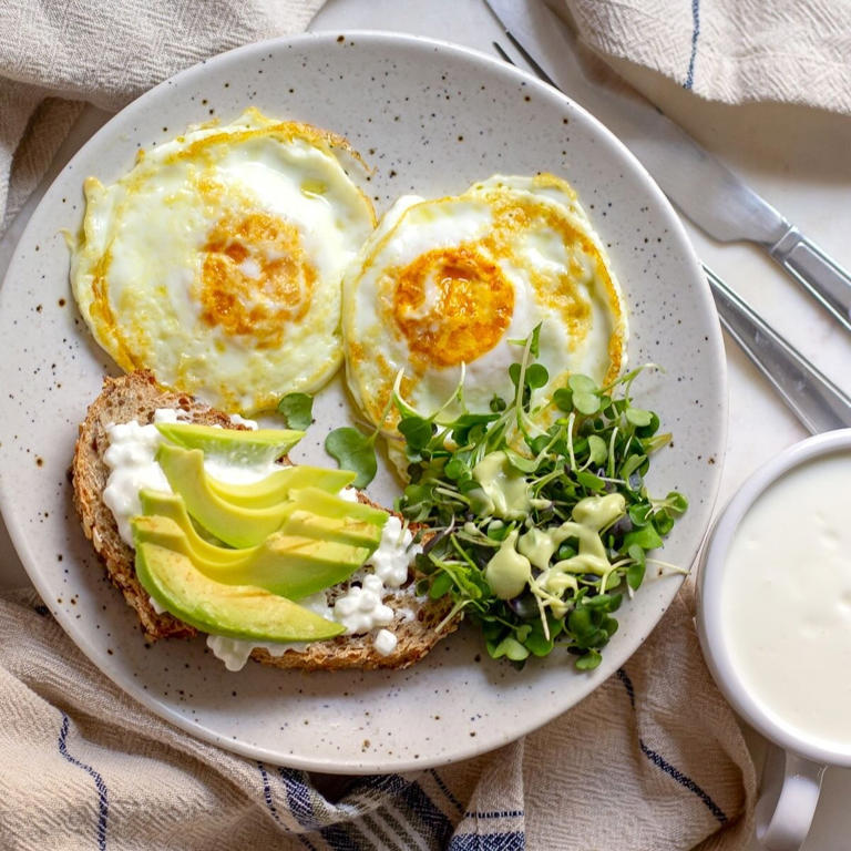Ăn bữa sáng giàu protein giúp kéo dài cảm giác no, giảm tổng lượng calo tiêu thụ trong ngày.