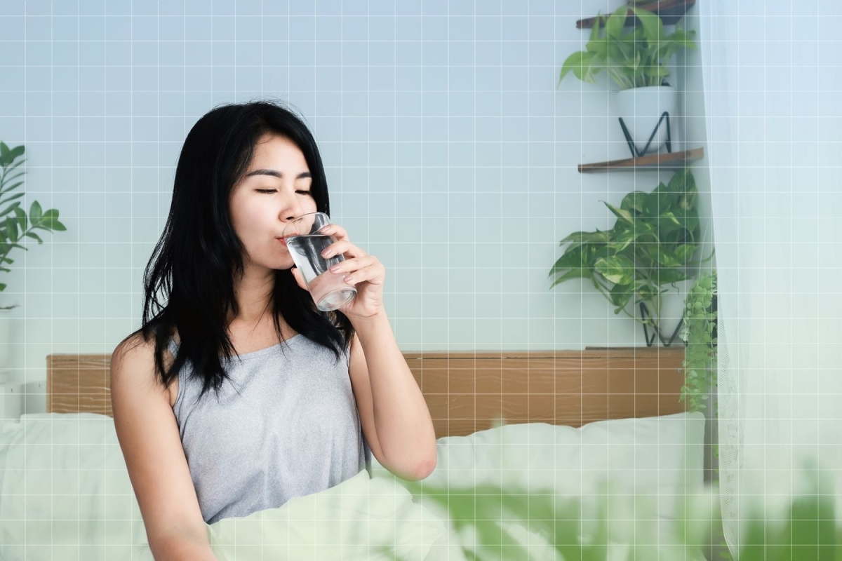 Uống một cốc nước ấm lớn sau khi thức dậy giúp kích thích trao đổi chất, hạn chế tích tụ mỡ thừa.