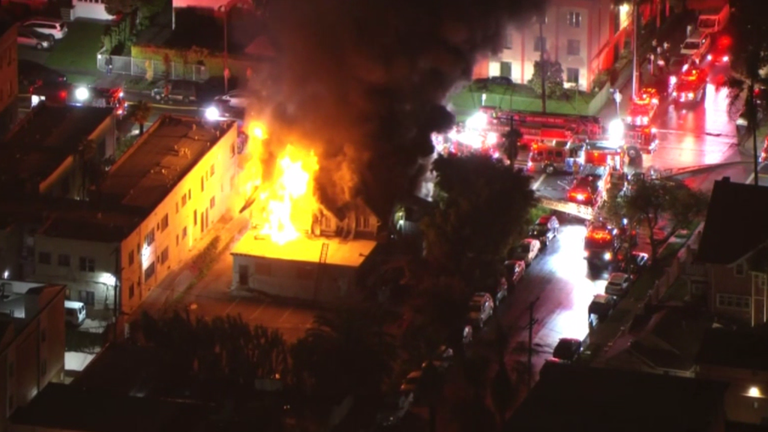 Los Angeles firefighters extinguish large fire at Arlington Heights home