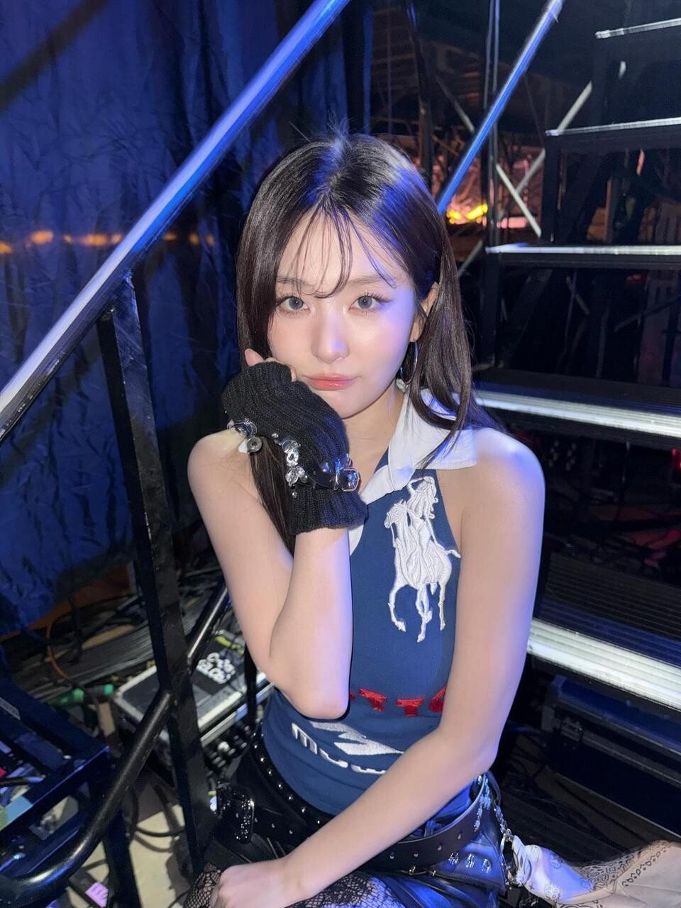 레드벨벳 강슬기 “Chu”… 무대 뒤 계단에서 포즈
